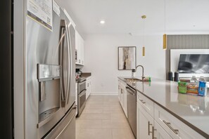 Vila básica | Cozinha privada | Torradeira, cadeirão de bebê, liquidificador, máquina de waffle