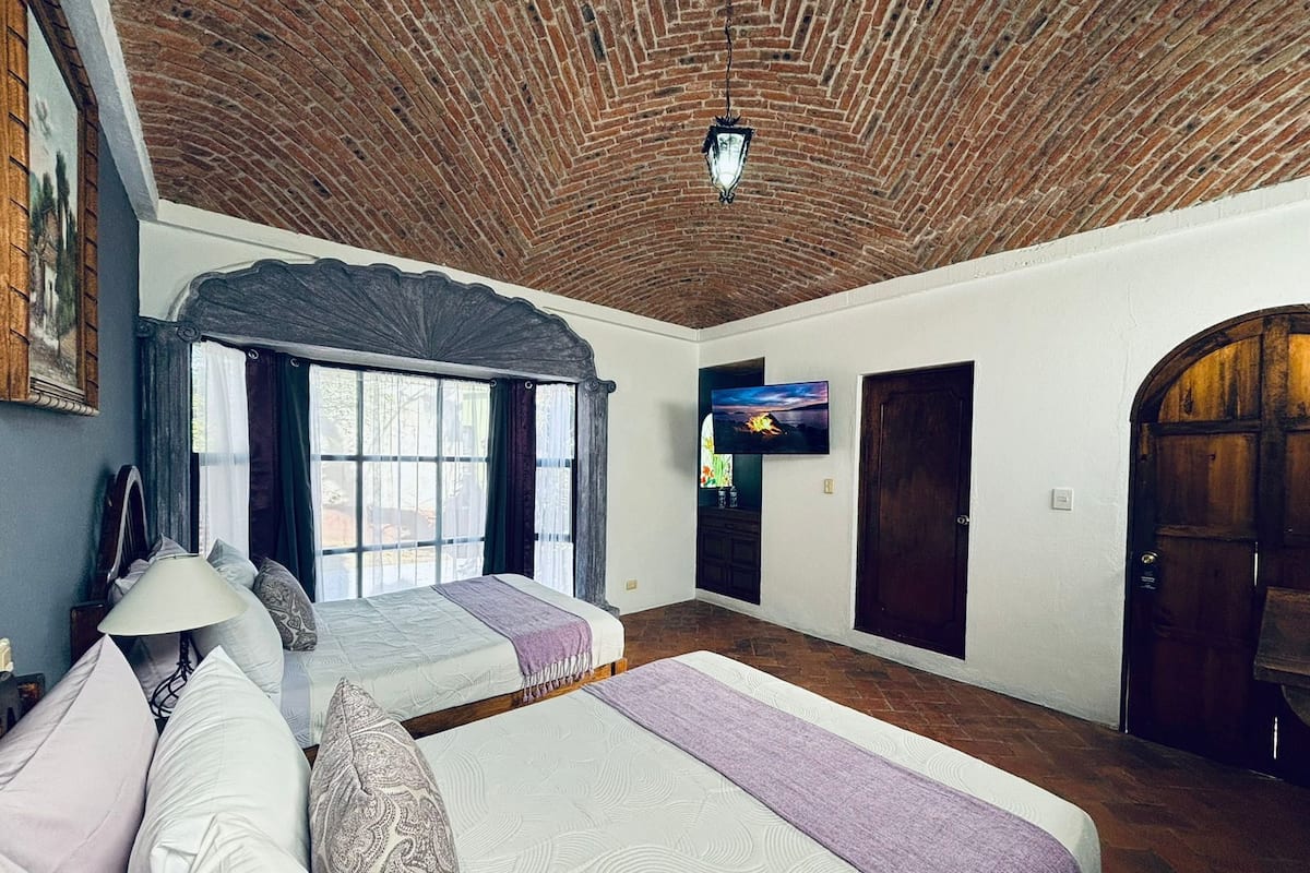 Quarto luxo, 2 camas Queen, vista para a piscina | Cortinas blackout, ferros/tábuas de passar roupa