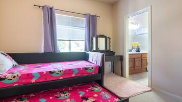 4 bedrooms, iron/ironing board, WiFi, bed sheets