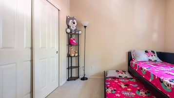 4 bedrooms, iron/ironing board, WiFi, bed sheets