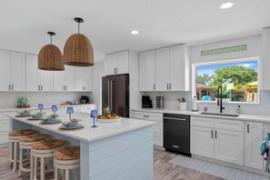 Fridge, microwave, oven, stovetop - Private Splash Pad, Pickleball, Htd Pool, Hot Tub (Bradenton)