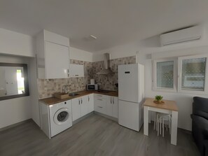 Réfrigérateur, micro-ondes, plaque de cuisson, cafetière/bouilloire