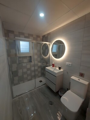 Douche, serviettes fournies
