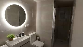 Een douche, handdoeken
