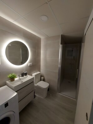 Shower, towels