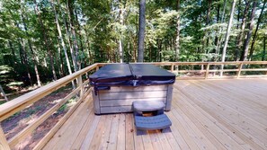Outdoor spa tub - Urban Pine Yurt- Hocking Hills Yurts (Laurelville)