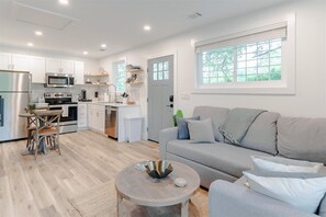 TV - NEW 1 Bedroom Coastal Retreat in the heart of Mount Pleasant (Mount Pleasant)