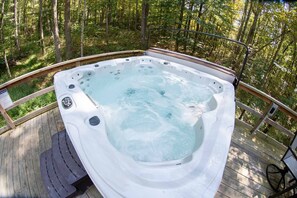 Outdoor spa tub - Arbor Ridge Yurt- Hocking Hills Yurts and Cabins (Laurelville)