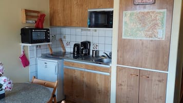 Fridge, microwave, oven, coffee/tea maker