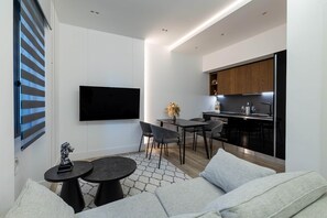 Smart TV, books, stereo - Luxury Renovated Historic 1BR Townhouse in Central Olbia (Olbia)