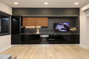 Frigorifero, forno, piano cottura, lavastoviglie