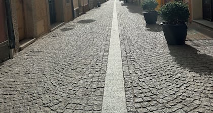 Cavour Suites 31, Olbia Old Town Duplex, King Bed, Office, Gated Parking