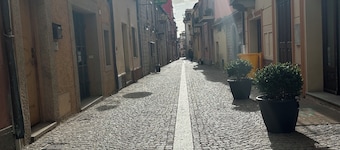 Cavour Suites 31, Olbia Old Town Duplex, King Bed, Office, Gated Parking