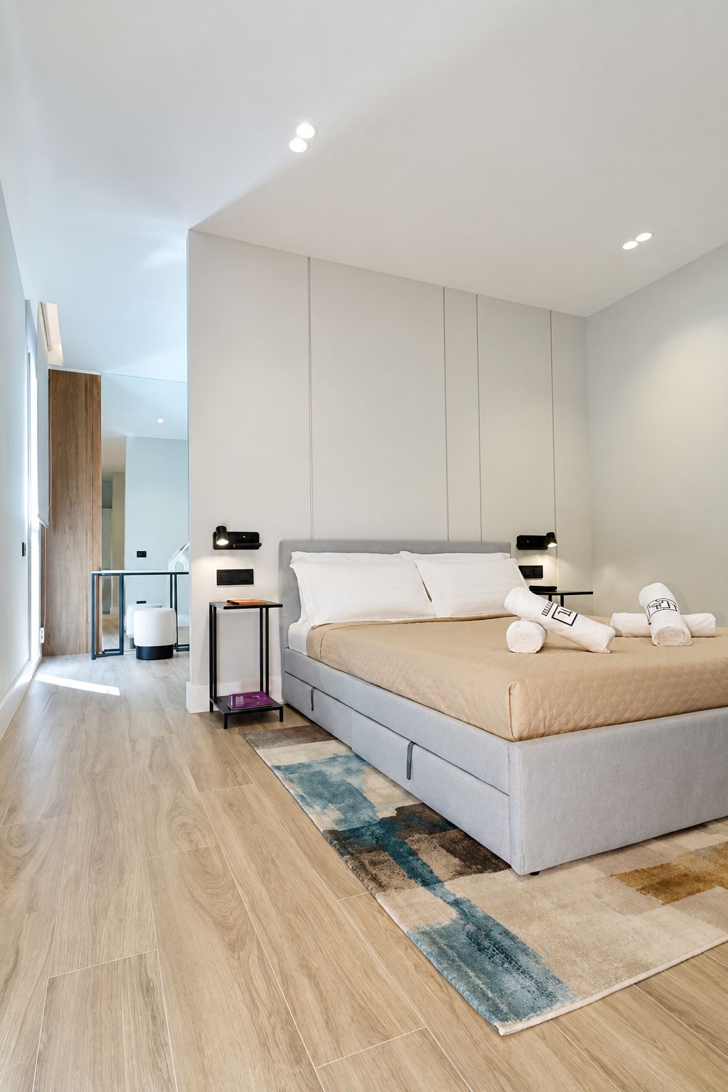 1 chambre, coffre-fort, bureau, fer et planche à repasser
