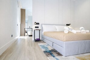 1 bedroom, in-room safe, desk, iron/ironing board - Cavour Suites 31, Olbia Old Town Duplex, King Bed, Office, Gated Parking (Olbia)