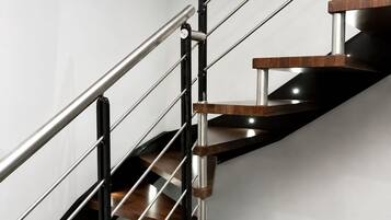 Eine moderne Treppe mit Metallgeländern und Holzstufen.