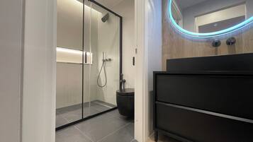 Een douche, milieuvriendelijk toiletgerief, een haardroger, een bidet