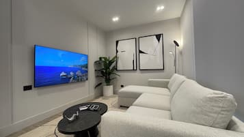 TV connectée, livres, chaîne hi-fi