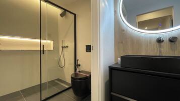 Dusche, umweltfreundliche Kosmetikartikel, Haartrockner, Bidet