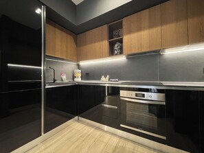 Fridge, oven, stovetop, dishwasher