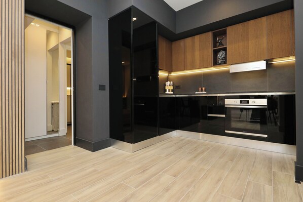 Frigorífico, horno, placa de cocina y lavavajillas