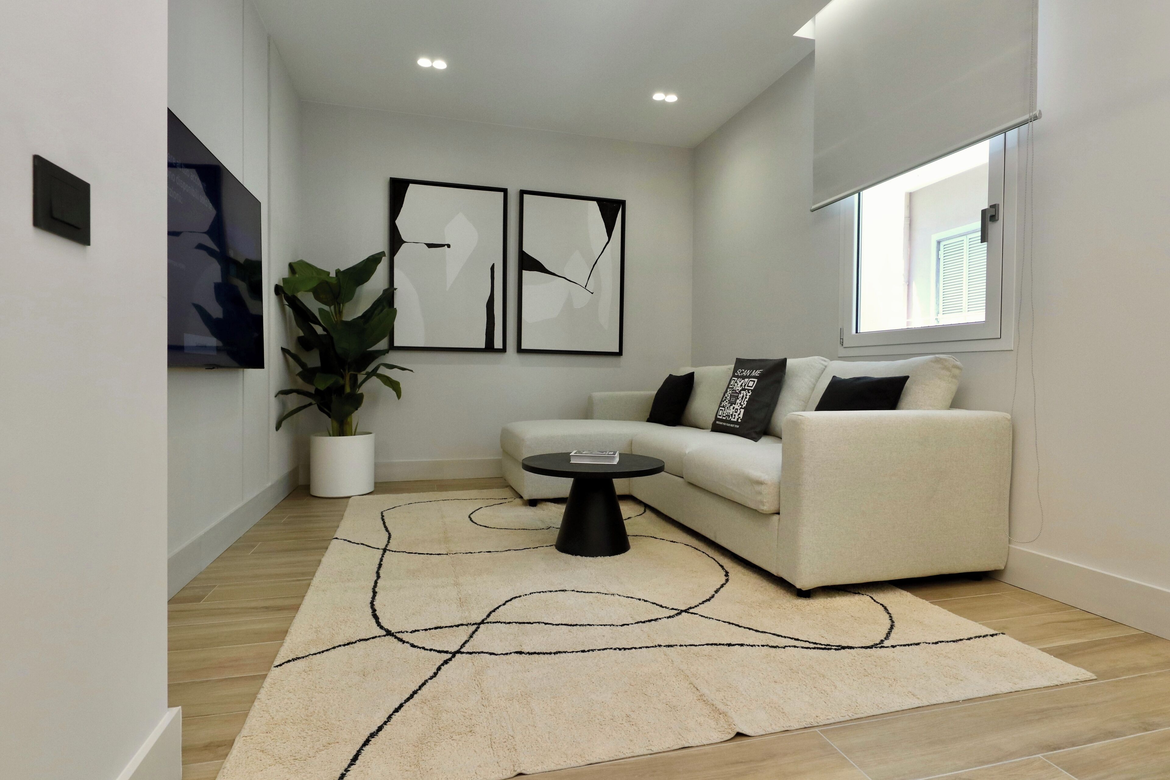 TV connectée, livres, chaîne hi-fi