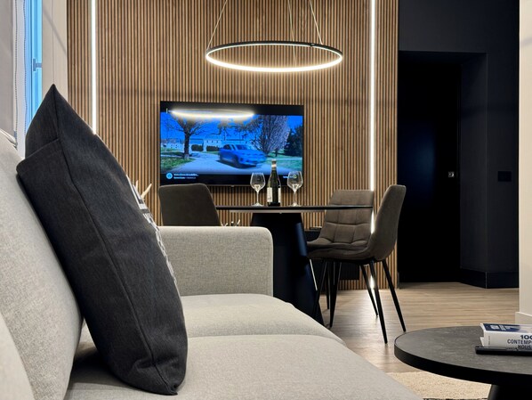 Téléviseur connecté, livres, chaîne audio