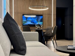Smart-tv, böcker och en stereo
