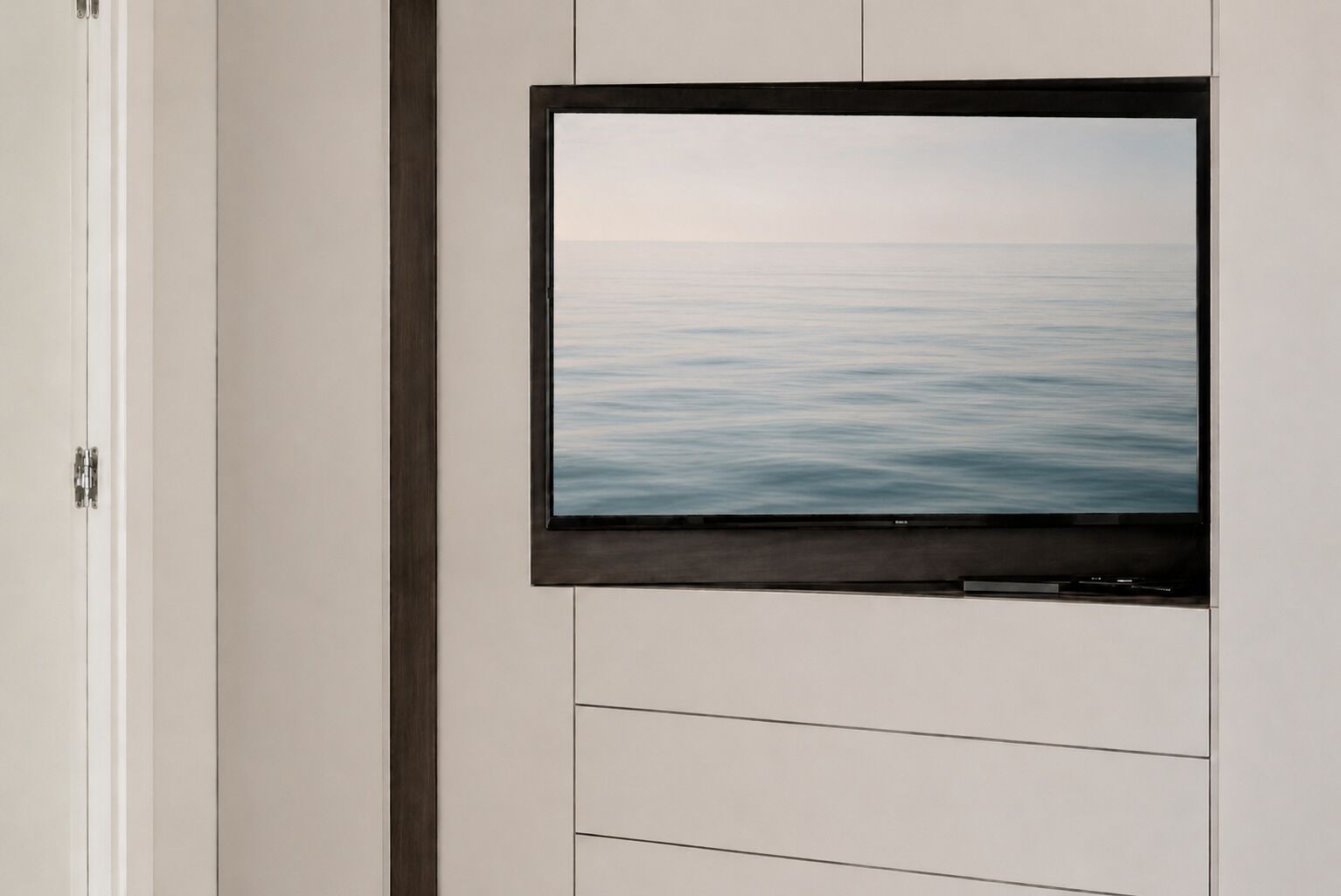 Una televisione a schermo piatto montata a parete con vista sul mare.