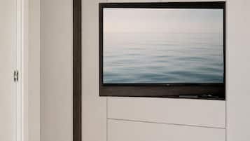 Ein Flachbildfernseher an der Wand, mit Blick auf das Meer.