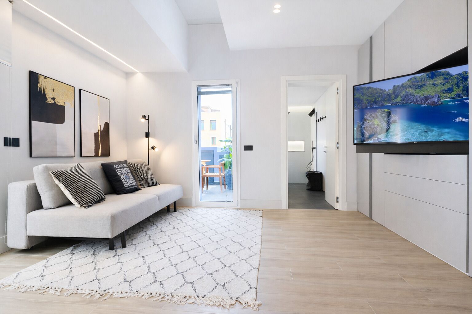Smart TV, books, stereo