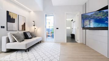 Smart TV, books, stereo