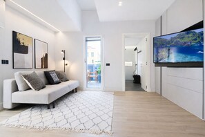 Smart TV, books, stereo - Garibaldi#4 - Spacious Luxury Penthouse - Private terrace w/ Seaview - Old City (Olbia)