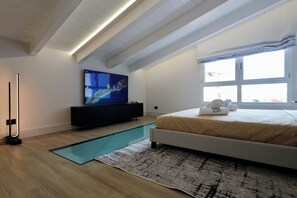 1 dormitorio, caja fuerte, tabla de planchar con plancha y cuna de viaje