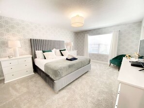 4 slaapkamers, een strijkplank/strijkijzer, reisbedje, wifi