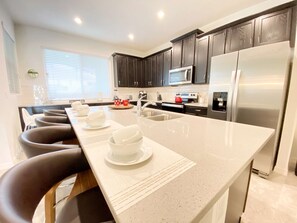 Een koelkast, een microgolfoven, een oven, een kookplaat