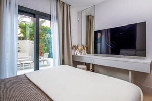 2 bedrooms, in-room safe, desk, iron/ironing board