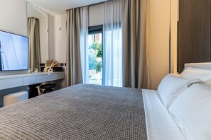 2 chambres, coffres-forts dans les chambres, fer et planche à repasser