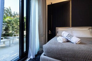 2 chambres, coffres-forts dans les chambres, fer et planche à repasser