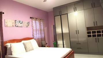 3 bedrooms, iron/ironing board, free WiFi, bed sheets