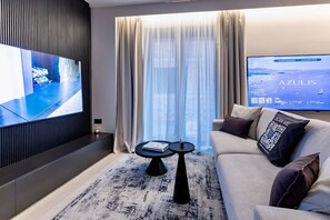 Smart-tv, böcker och en stereo