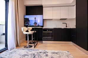 Réfrigérateur, micro-ondes, four, plaque de cuisson