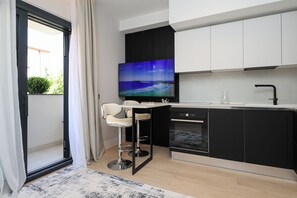 Kühlschrank, Mikrowelle, Ofen, Herdplatte