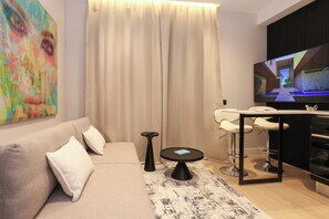 Smart-tv, böcker och en stereo