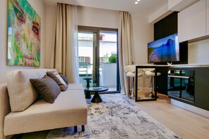 TV connectée, livres, chaîne hi-fi