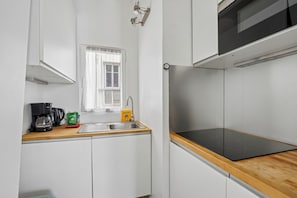 Coffee/tea maker, fridge, microwave, stovetop - ID 1081 Montorgueil / Rue Tiquetonne (Paris)