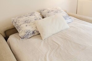 Iron/ironing board, WiFi, bed sheets - Montorgueil area/ Cosy flat on rue Tiquetonne (Paris)
