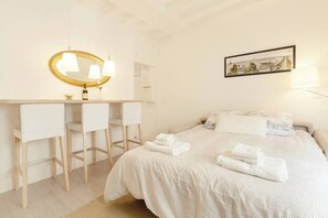 Iron/ironing board, WiFi, bed sheets