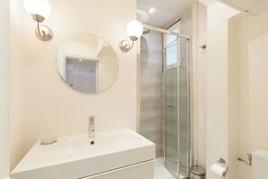 Douche, sèche-cheveux, serviettes fournies, savon
