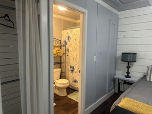 Silitysrauta/-lauta, Wi-Fi, vuodevaatteet